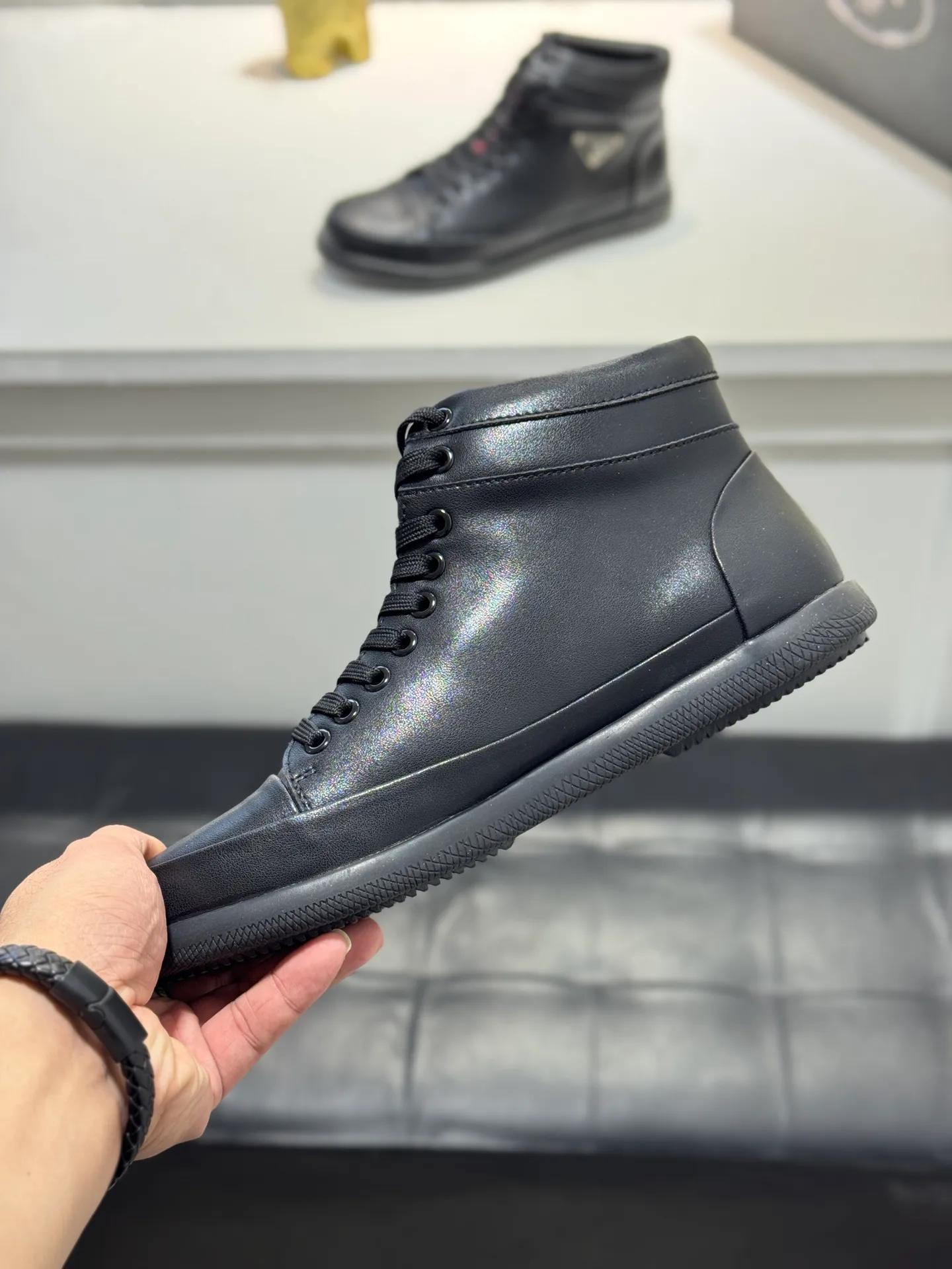 Men's Men's Shoes 💰460 [New Style] 🎻🎻PRADA*⚡️Prada~ The latest classic high-top men's shoes official website has launched a 1:1 copy, synchronized with Hong Kong counters, and on the same catwalk; all made of calf Leather ➕Imported soft and comfortable sheepskin lining, 🍡🍡original 1:1 rubber outsole, non-slip and wear-resistant; comfortable on the feet, attractive style, fine workmanship, and simple and neat shoe last, showing a man's courage and toughness. Size: 38-44 (45 customized